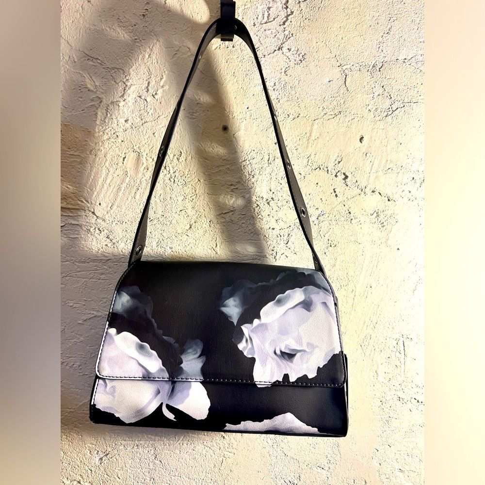 Simply Vera NWT small handbag. Vegan leather w floral print - great gift